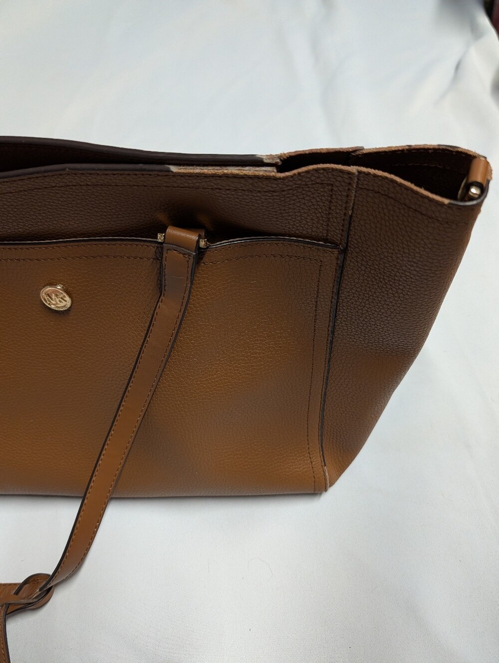 MICHAEL KORS Tan Leather Tote Bag with Signature Logo Charm - Picture 5 of 16